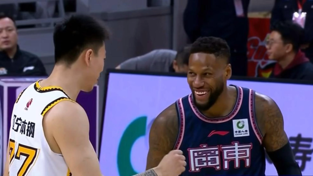 CBA季后赛赛程吃紧,广州队今晚战术微调,气氛紧张,更衣室氛围转暖的简单介绍 CBA季后赛赛程吃紧,广州队今晚战术微调,气氛紧张,更衣室氛围转暖的简单介绍