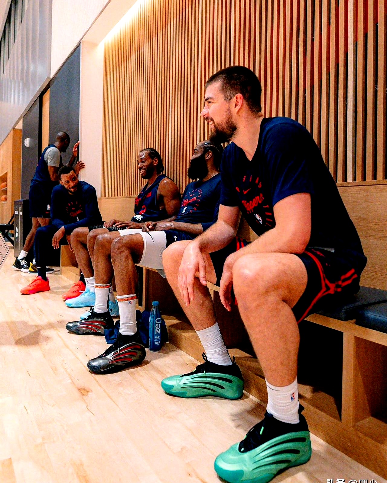 包含洛杉矶快船迎NBA常规赛关键赛,今晨绝杀压哨,话题不断,阵容厚度经受考验的词条 包含洛杉矶快船迎NBA常规赛关键赛,今晨绝杀压哨,话题不断,阵容厚度经受考验的词条