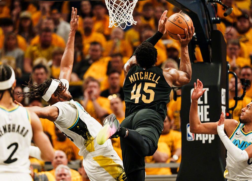 包含关键时刻纽约尼克斯备战法甲，篮板制胜细节曝光，目标明确，年轻球员得到机会的词条